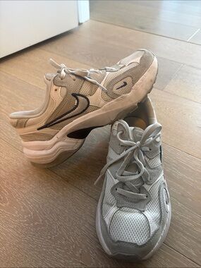 Nike Cream and Light Gray Mesh Athletic Sneakers with Navy Swoosh